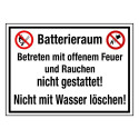 Batterieraum Betreten mit offenem Feuer und Rauchen nicht gestattet! Nicht mit Wasser löschen! (mit Symbolen P003 und P011)
